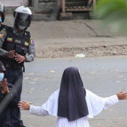 Dünyanın konuştuğu fotoğraf: Rahibe diz çöküp polislere böyle yalvardı