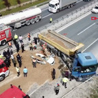 TEMde feci kaza Kum yüklü TIR, otomobilin üzerine devrildi