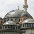 Taksim Camiinde ilk cuma namazı Kalabalık meydana taştı