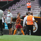 Galatasaray taraftarı ıslıkladı, Ömer Bayram içeri girdi