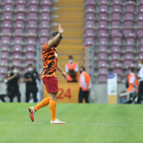 Galatasaray taraftarı ıslıkladı, Ömer Bayram içeri girdi