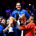 Roger Federer tenise gözyaşları içerisinde veda etti