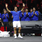 Roger Federer tenise gözyaşları içerisinde veda etti
