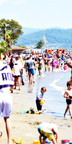 Akyakada plajlar doldu taştı