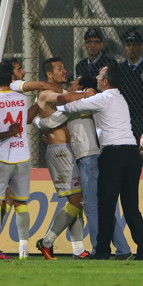 Göztepe - Eskişehirspor maçında olay Alpay Özalan takımını sahadan çekti