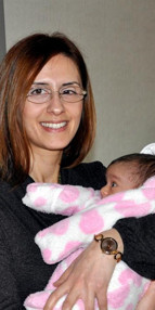 Anne sınava girdi, öğretmen bebek baktı