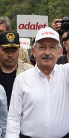 Kılıçdaroğlu, eşiyle el ele yürüdü