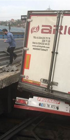 TEMde feci kaza Vali ve kaymakamların eşleri de yaralandı