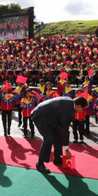 Madurodan dikkat çeken hareket Türk bayrağını yerde görünce...