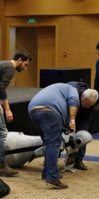 Antalyada sahneden düşen insansı robot parçalandı