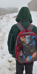 Battaniyeden yapılan çantayı kullanan İsmail’in yüzü güldü