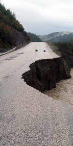 İzmir’de sağanak yağış hayatı felç etti