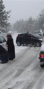 Kazdağları’nda kar yağışı nedeniyle araçlar ilerlemekte güçlük çekiyor