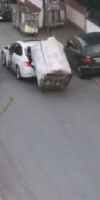 Yokuşu çıkamayan kağıt toplayıcı çocuğa böyle yardım etti