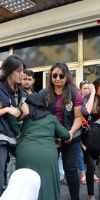 Diyarbakır’daki eylemde hareketli anlar İki anne HDP binasına girmek istedi…