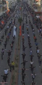 Ödemişte 2 bin kişi aynı anda zeybek oynadı