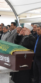 Evinde ölü bulunan doktor, İzmirde toprağa verildi