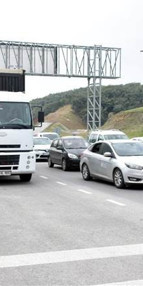 İzmirde kilometrelerce araç kuyruğu