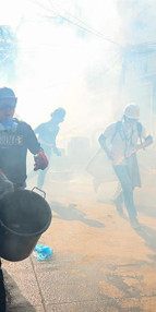 Dünyanın konuştuğu fotoğraf: Rahibe diz çöküp polislere böyle yalvardı