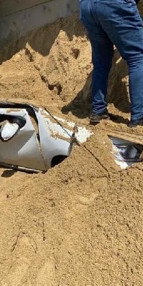 TEMde feci kaza Kum yüklü TIR, otomobilin üzerine devrildi