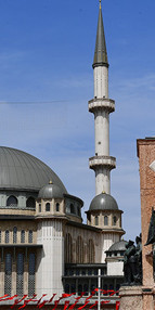 Taksim Camiinde ilk cuma namazı Kalabalık meydana taştı