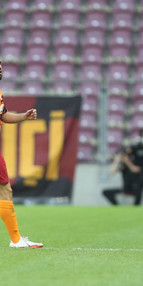 Galatasaray taraftarı ıslıkladı, Ömer Bayram içeri girdi