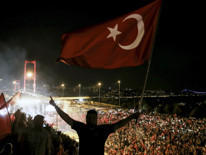 15 Temmuz hain darbe girişiminin üzerinden 9 yıl geçti... Türkiye bu görüntüyü unutmayacak