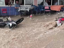 Meteoroloji uyarmıştı Sağanak bir anda bastırdı, cadde ve sokaklar göle döndü
