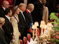 Windsor Kalesindeki resmi yemekte Kate Middleton ve Melania Trump şıklık yarışına girdi