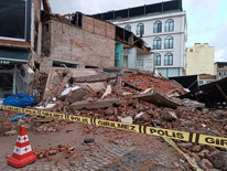 Balıkesir’in Sındırgı ilçesinde 6.1 büyüklüğünde deprem Enkaz alanları görüntülendi