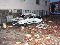 Balıkesir’in Sındırgı ilçesinde 6.1 büyüklüğünde deprem Enkaz alanları görüntülendi