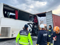 Yolcu otobüsünün TIRa çarptığı kazada çok sayıda ölü ve yaralı