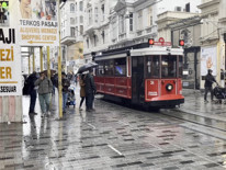 İstanbulda aralıklarla kuvvetli yağış etkili oluyor