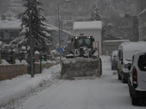Kar kalınlığı 2 metreyi geçti: Araçlar tamamen kara gömüldü Serdiğimiz paltarlar hepsi dondu