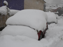 Kar kalınlığı 2 metreyi geçti: Araçlar tamamen kara gömüldü Serdiğimiz paltarlar hepsi dondu