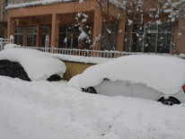 Kar kalınlığı 2 metreyi geçti: Araçlar tamamen kara gömüldü Serdiğimiz paltarlar hepsi dondu