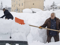 Kar kalınlığı insan boyunu aştı: Evler ve araçlar beyaz örtünün altında kaldı