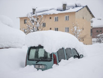 Kar kalınlığı insan boyunu aştı: Evler ve araçlar beyaz örtünün altında kaldı