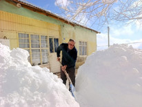 Kar kalınlığı insan boyunu aştı: Evler ve araçlar beyaz örtünün altında kaldı