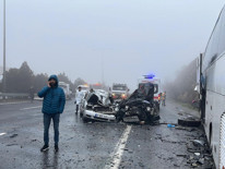Yoğun sis kazaya neden oldu 10 araç birbirine girdi: 2 kişi hayatını kaybetti