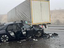 Yoğun sis kazaya neden oldu 10 araç birbirine girdi: 2 kişi hayatını kaybetti