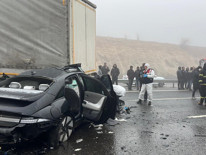 Yoğun sis kazaya neden oldu 10 araç birbirine girdi: 2 kişi hayatını kaybetti