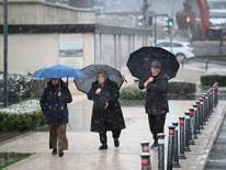 Kar yağışı başladı: Evler beyaz örtüyle kaplandı Karın keyfini çıkarıyoruz