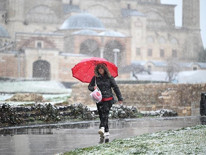 Kar yağışı başladı: Evler beyaz örtüyle kaplandı Karın keyfini çıkarıyoruz