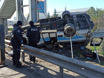 Ankaradan korkunç görüntüler Otobüs üst geçide çarptı: 5 kişi hayatını kaybetti
