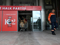 Kemal Kılıçdaroğlu ve Özgür Özelin fotoğrafları CHP Genel Merkezine yeniden asıldı