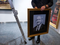 Kemal Kılıçdaroğlu ve Özgür Özelin fotoğrafları CHP Genel Merkezine yeniden asıldı