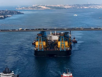 Dev vinç gemisi Saipem 7000 İstanbul Boğazından geçti