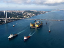 Dev vinç gemisi Saipem 7000 İstanbul Boğazından geçti