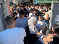 YKSde son dakika manzaraları Demir korkuluklardan atlayıp sınava girmeye çalıştılar YKSde son dakika manzaraları Demir korkuluklardan atlayıp sınava girmeye çalıştılar